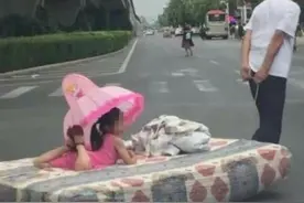 老人“新式遛娃”方式很“硬核”，路人回头率飙升，幸福的孩子图片