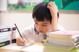 孩子奖状贴满墙壁，父母却依然很“发愁”，背后原因令人唏嘘图片
