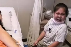 宝爸感冒打吊瓶，女儿陪护大哭，爸爸哭笑不得：我还能抢救一下图片
