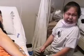 宝爸感冒打吊瓶，女儿陪护大哭，爸爸哭笑不得：我还能抢救一下图片