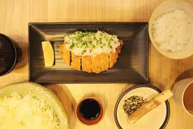 超香美的日式炸猪排饭~配上咖喱更完美~再来碗味增汤爽死了~图片