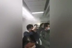 广州一地铁站突然冒烟停电？地铁回应：乘客误按灭火器导致！图片