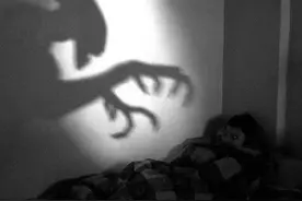 为何人在浅度睡眠时，身体经常会抖一下？图片