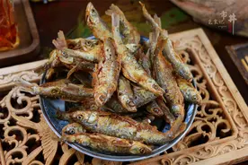教你炸小鱼，方法对了，鱼头鱼骨都酥香，不腥不回软，真的好吃图片