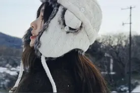 甜美小酒窝清纯美女雪地写真照片图片