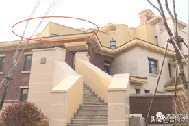 别墅顶上盖违建（续）：违建内突现“患病”男子，执法受阻图片
