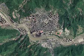 卫星上看重庆城口：县城四面环山，城内还有几个隧道图片