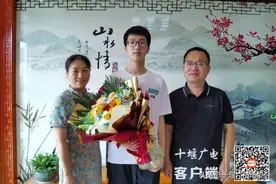 十堰首封高考录取通知书已送达，他被清华录取图片