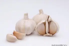剥大蒜别用手慢慢剥，教你一招，5分钟轻松剥一大碗，简单又实用图片