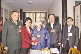 美国大兵娶中国妻，努力16年加入中国籍，直言很骄傲当中国人图片