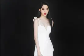 19岁欧阳娜娜“发育生猛”，穿“人鱼裙”身材凹凸有致，也太撩人图片