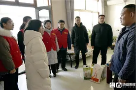 东营区新的社会阶层人士联谊会文汇街道分会携手爱心企业真情慰问贫困户图片