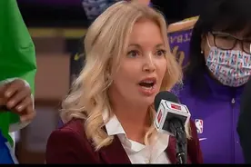湖人美女老板年近花甲，褪去口罩后惊艳众人图片