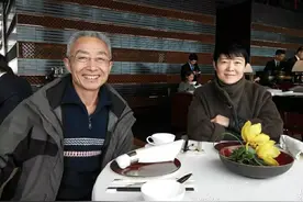 64岁教授为爱妻救命疯狂捞金，失了文人风骨又何妨，赚钱要紧图片