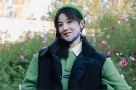 陈小纭实力演绎“人比花娇”，穿衣看着挺嫩的，这少女感没谁了图片
