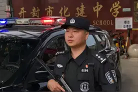 【警徽闪耀抗洪防汛一线】这哥俩，中！图片