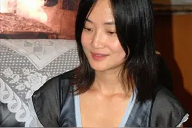 郭柯宇年轻时也挺大胆的，穿着低领的裙子，从上往下看好撩人啊图片