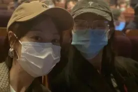 王冠和唐嫣一起看音乐剧，并晒两人合影，唐嫣打call：超棒的佳凝图片
