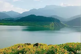 临靠雅女湖，仰望瓦屋山，行走在洪雅最美村庄图片