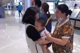 儿子紧紧抱住陌生阿姨不肯撒手，亲妈出现后愣住了：两个妈妈？图片