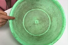 不管菜篮子多脏，不用刷子刷，学会这一招，脏污轻松跑光光图片