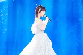 杨紫在跨年晚会上连唱了四首歌曲，真的是厉害了，小猴紫图片
