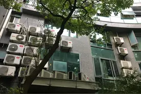 八年了！70台空调外机，密集轰炸！窥见卧室的窗，破墙又开图片