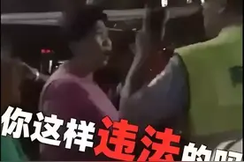 向阻碍执法的大妈喷射辣椒水，这才是警察执法！图片