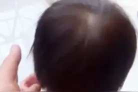 “初生牛犊不怕虎”：家里黄鳝跑出来爸妈不敢上手，只能拜托娃了图片