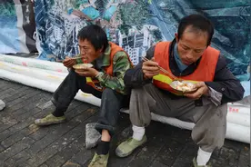 农民工心酸午饭，白水煮白菜沾着辣椒拌饭，自带馒头加自制豆瓣酱图片