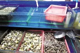 西山区和平海鲜农贸综合市场每个店主店员都测了核酸 商户已下架进口三文鱼图片