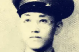 19岁战士雪地光脚追击，捉美军上校，团长动容：给英雄找双鞋穿图片