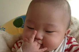 “吃手指”和“不吃手指”的孩子，长大之后差距明显，爸妈忽略了图片