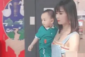 “冻龄姥姥”带娃逛街，被误认为母子，网友酸了：想要同款丈母娘图片