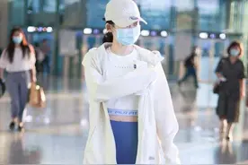 苗苗这回真放得开，穿健美裤走机场不见赘肉，配2万4的包太洋气图片