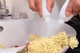 用泡面修补家具的师傅--堪比女娲补天啊！图片