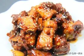 厨师长做的蜜汁排骨有小窍门，排骨这样做香酥软烂，上桌立马抢光图片