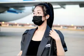 喻言太有“特工”潜质了！露脐上衣配高腰短裤大秀好身材，是真服图片