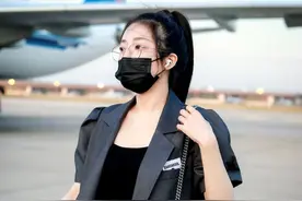 喻言太有“特工”潜质了！露脐上衣配高腰短裤大秀好身材，是真服图片