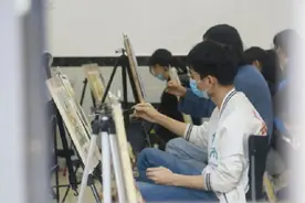 贫困男生坚持艺考道路，熬夜打工赚取学费：我不会把困难放在心上图片