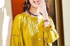 秋分后降温，换上这欧货小衫+直筒裤，洋气减龄又女人味十足图片