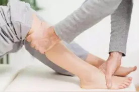 舒缓孕妈腿部抽筋有妙招，要学会双管齐下，缓解孕期腿部不适图片
