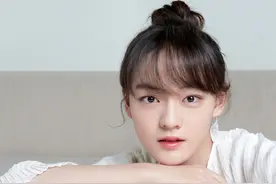 16岁文淇穿衣好随意，阔腿裤露一截袜子，土又显矮，毫无时尚感图片