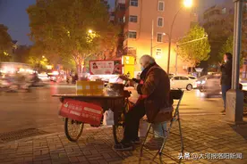 洛阳78岁老人街头摆摊创业：自己挣钱，比跟别人张嘴要强图片