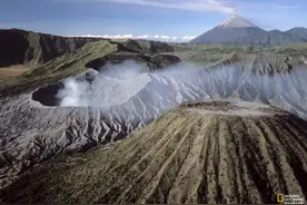 站在高高的山巅上，感觉世界都不一样了图片