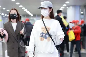 颖儿穿白色卡通印花卫衣搭配牛仔短裙，戴棒球帽青春洋溢图片