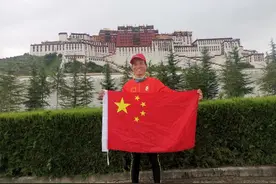 布达拉宫前合影，自行车打包托运，冒雨闲逛八廓街图片