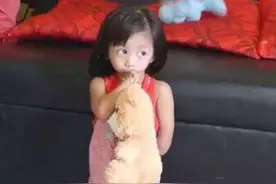 3岁女童一出生就没有手脚和嘴巴，父母花光所有积蓄为她治病图片