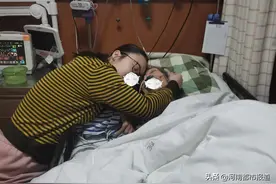 单亲女大学生休学救母图片