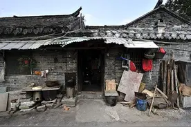 陈老汉抚养三个傻儿子，都是娶了痴呆媳妇惹的祸图片